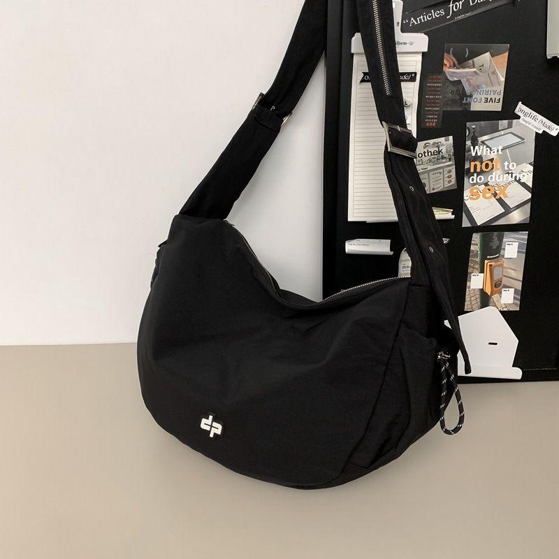 

Немецкая сумка-мессенджер с цветочным принтом и для молодежного спорта, мужская модная брендовая дорожная сумка, наплечная сумка-пельмень, женский рюкзак для поездок на работу Black small size [length 29 width 10 height 27cm]]