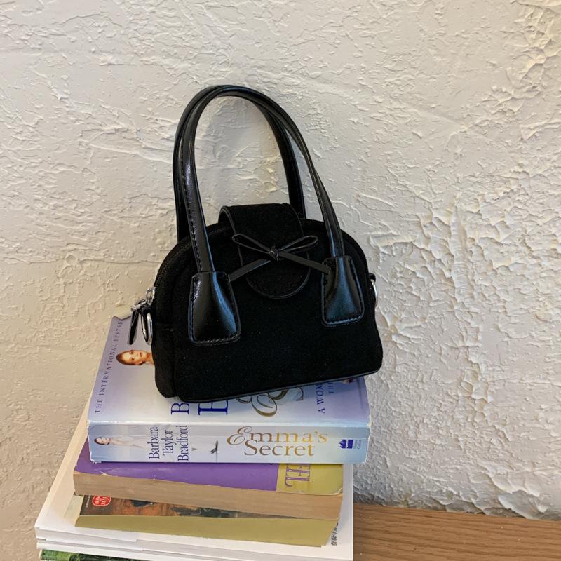 

2025 autumn messenger bag Korean version shoulder bag temperament women s foreign style small square bag fashion casual portable small bag чёрный