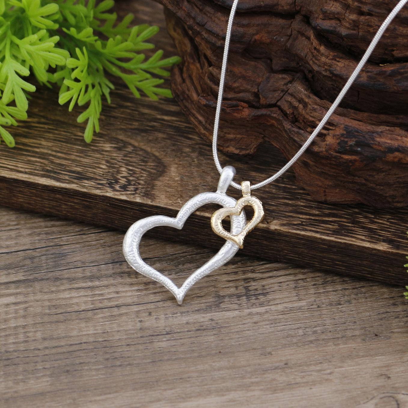 

Новый матовый цвет, полый кулон в виде сердца, женское простое и изысканное матовое золото, матовое серебро, универсальное ожерелье