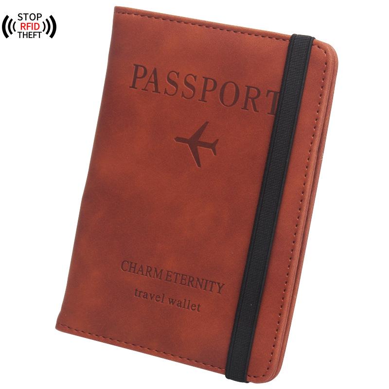 

Кожаный держатель паспорта с защитой от RFID-магнитов, эластичной лентой и отделениями для нескольких карточек и авиабилетов коричневый