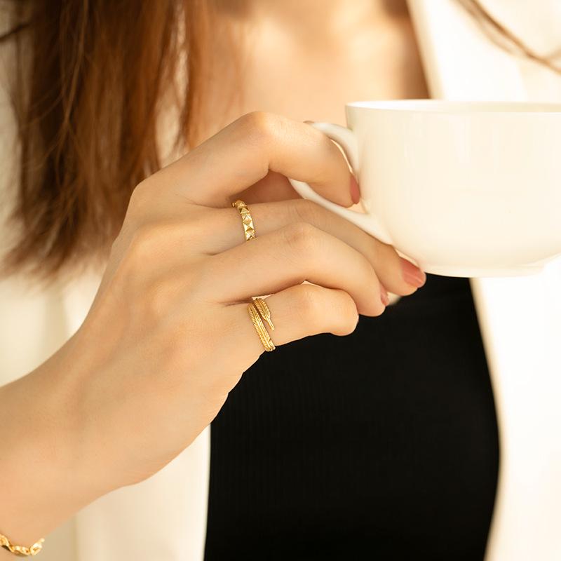 Elegant Retro Feather Ring: Gold-Plated s925 Sterling Silver for Women