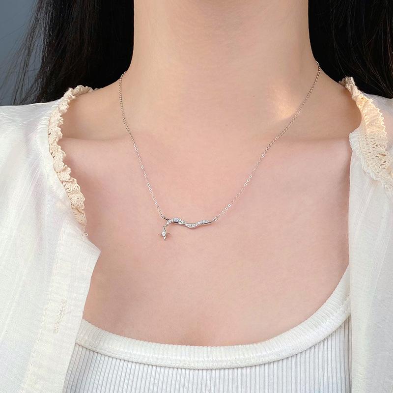 Collier Quatre Étoiles Enroulé Simple pour Femme Design de Niche, Nouvelle Chaîne de Clavicule Tendance