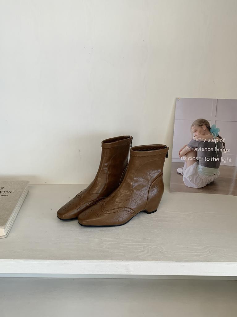 Autumn and winter new French retro inner height increase small square head short boots women's thin boots thick heel Chelsea boots women