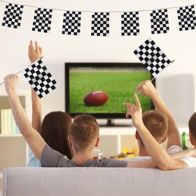 Kostkované vlajky na tyčkách 8×5 palců Černobílá závodní vlajka na dřevěné tyčce Mini ruční vlajka pro závodní auta na párty potřeby