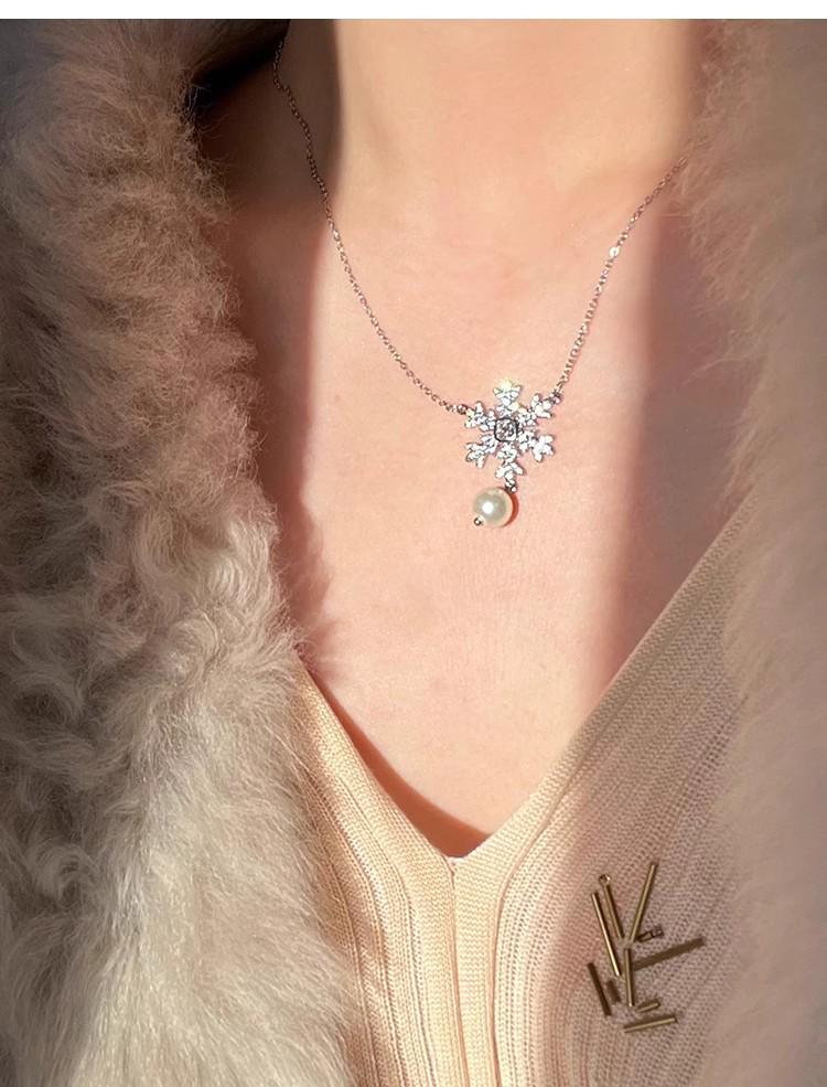 Wykwintny naszyjnik z cyrkonii i pereł w kształcie płatka śniegu – uniwersalny świąteczny łańcuszek na sweter