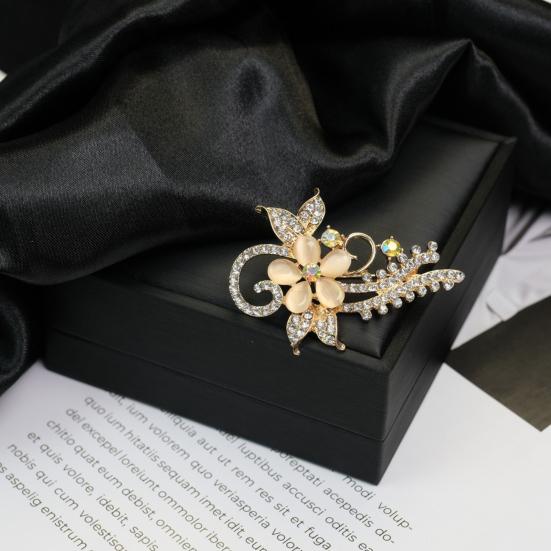 Brooch Retro Style Leaf Floral Design Lapel Pin with Faux Opal Inlaid Sweaters Collars Hats Bags Coats Scarves Badge Outfit Accessory
