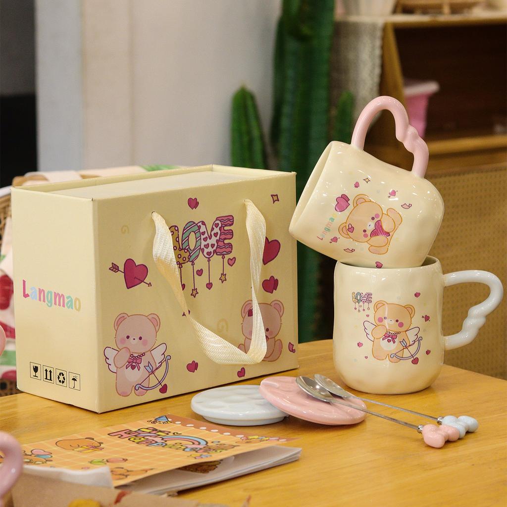 Kubki ceramiczne są urocze i mają wysoki poziom wyglądu. Kubki dla par z poczuciem luksusu. Para kubków do wody POKRYWKI Łyżeczki i Kubki na prezent