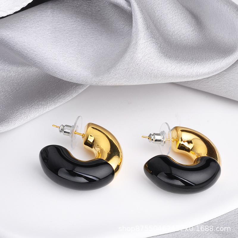 Boucles d'oreilles créoles en forme de C dorées, Puces minimalistes de créateur, Boucles d'oreilles statement uniques pour femmes