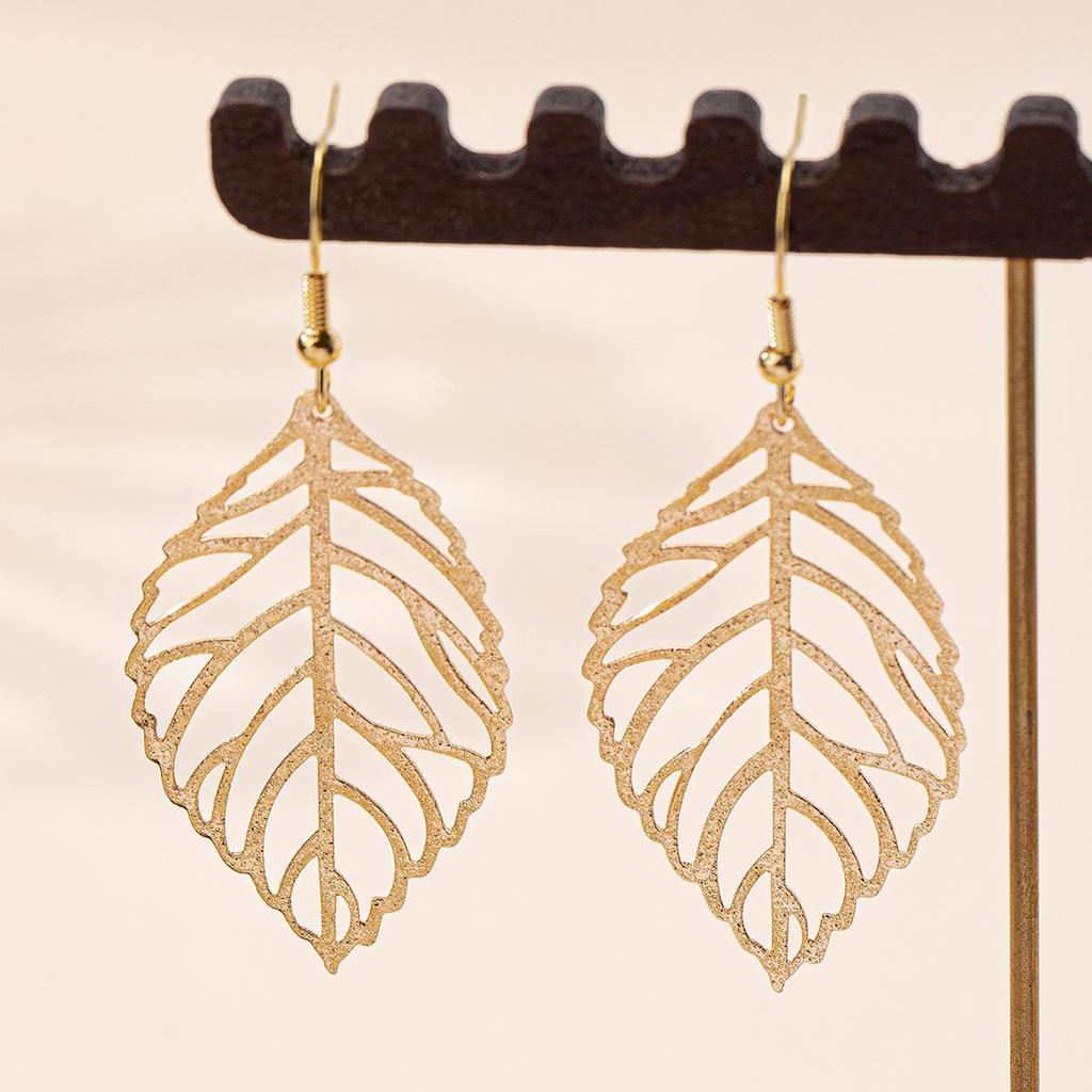 Stylish European and American Leaf Texture Hollow Earrings - Elegant and Versatile Fashion Jewelry
