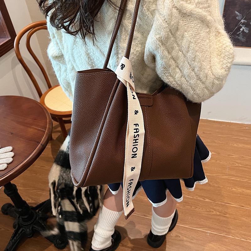 

Textured retro commuter large-capacity bag women s 2025 autumn and winter new feeling shoulder bag popular tote bag 30*10*26 коричневий