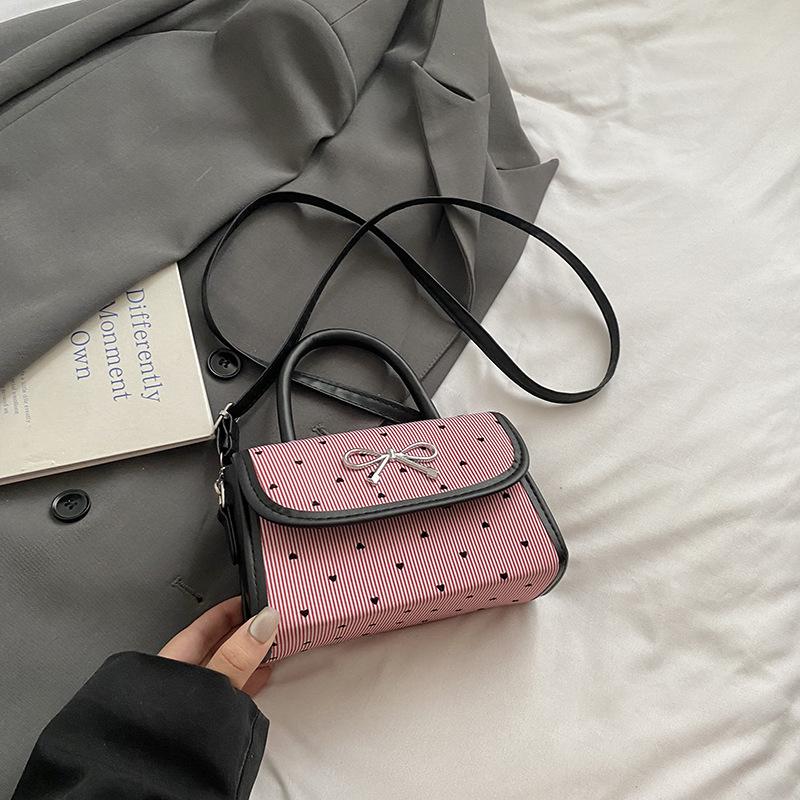 

Korean version niche bow bag women s 2025 new shoulder messenger bag high value polka dot portable small square bag розовый