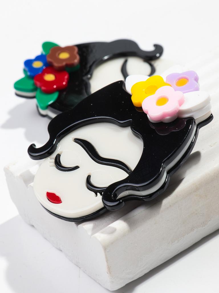 New Acrylic Cute Flower Girl Figure Brooches for Women Fashion Cartoon Artist Lady Brooch Badge Pins Casual Jewelry Accessories