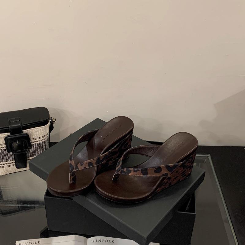 

2025 summer new niche thick-soled toe heightening small sandals with wedge heels and high heels with feet. Flip-flops for women 40 цветной печати леопарда
