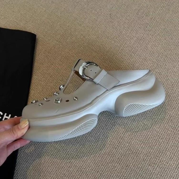 2025 new thick-soled bag head half slippers women's outer wear rivets hollow hole shoes lazy one pedal muller slippers