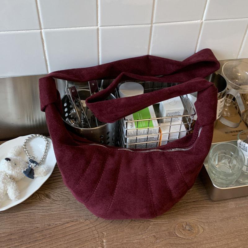 

Large capacity retro messenger bag women s autumn and winter new fashion suede shoulder dumpling bag commuter bag красный