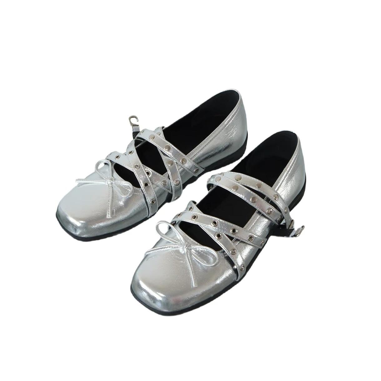 

Версия из овчины~ Красный бантик маленькие одинарные туфли женские 2025 весна и лето ретро с мелким вырезом балетки с заклепками 40