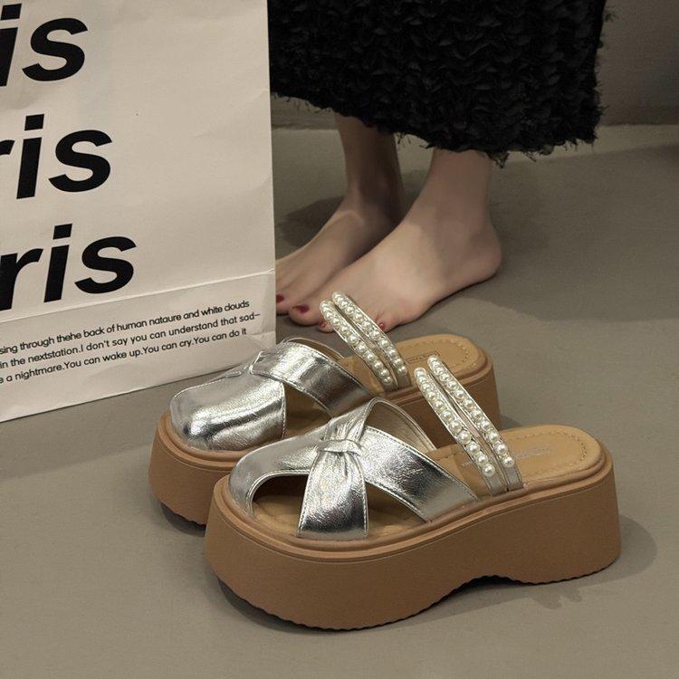 

Baotou half slippers women s 2025 summer new pearl two wear thick bottom design sense hollow one pedal lazy half drag 40 серебряный