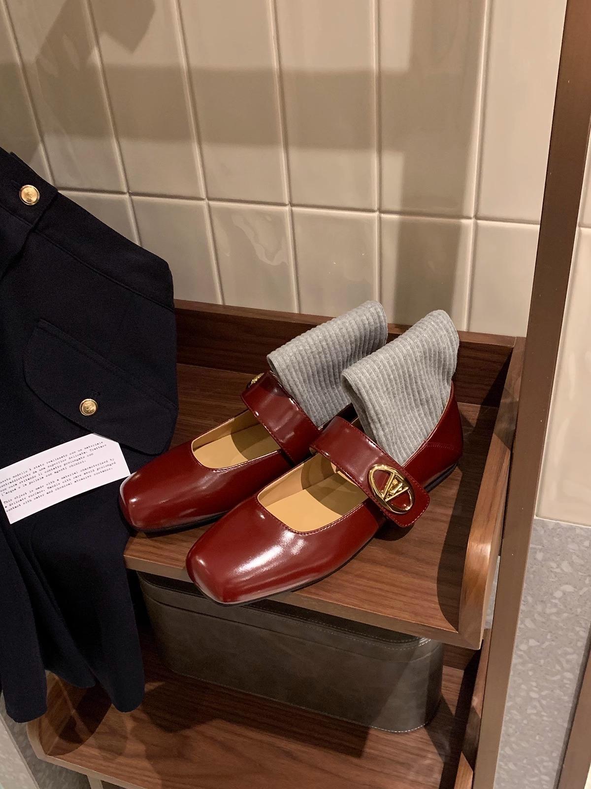 

Sheepskin version~ retro square head with Velcro Mary Jane women s shoes light mouth single shoes 40