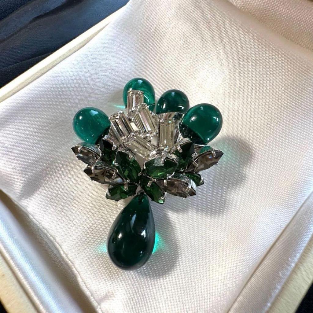 Used Vintage Emerald Green Visual Teardrop Swing Brooch
