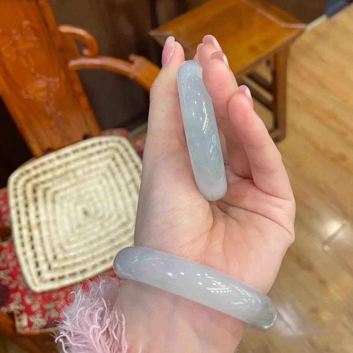 Free Shipping: Light Green Ice Jade Bracelet - White Moonlight Girlish Style No. 57