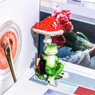 Yousheng Red Mushroom Drinking Frog Statue Holding Beer Bottle Sitting Frog Resin Figurine Animal Sculpture Indoor Outdoor Garden Decoration Ornament