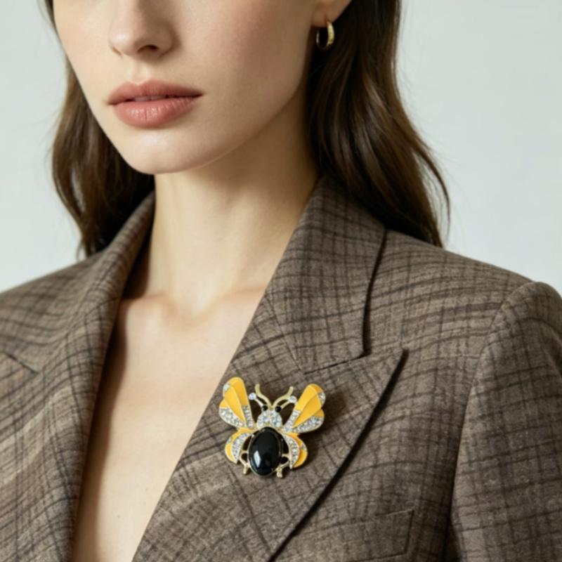 Cute Enamel Bee Brooch Sparkling Rhinestone Inlaid Casual Jewelry Accessory for Daily Wear School Events Friend Gathering Gifts for Teens one size