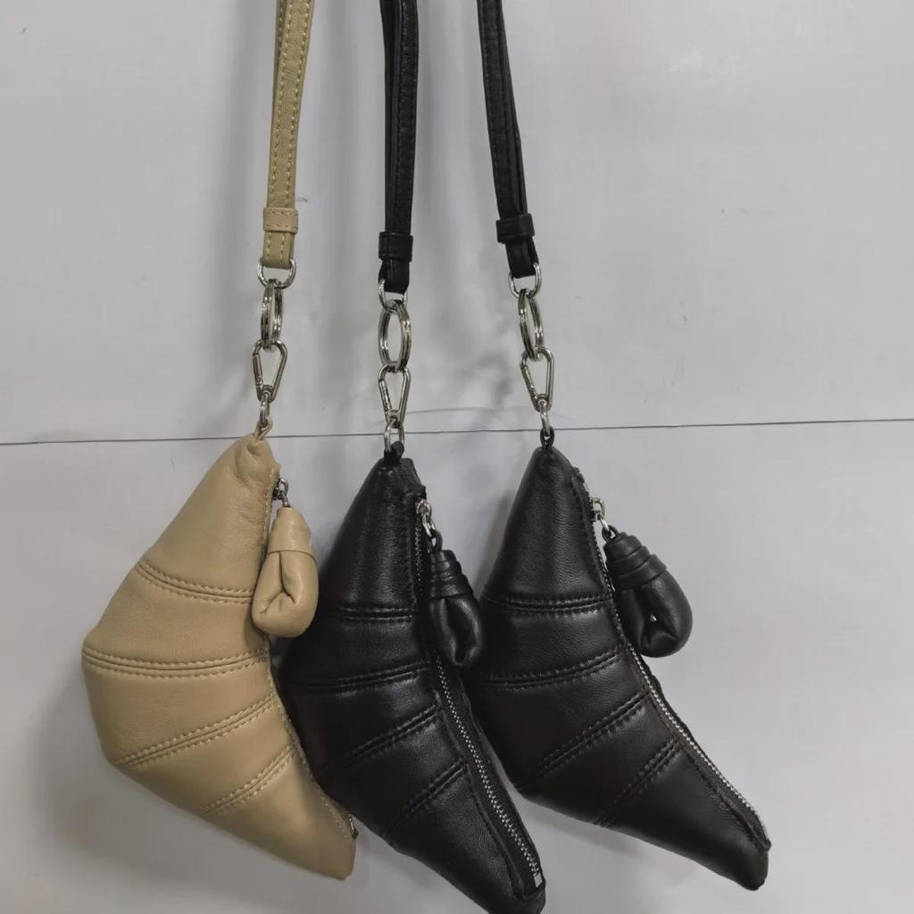 Oryginalna skórzana mini torebka typu croissant w kształcie pieroga - portmonetka i portfel z miejscem na dowód osobisty i klucze