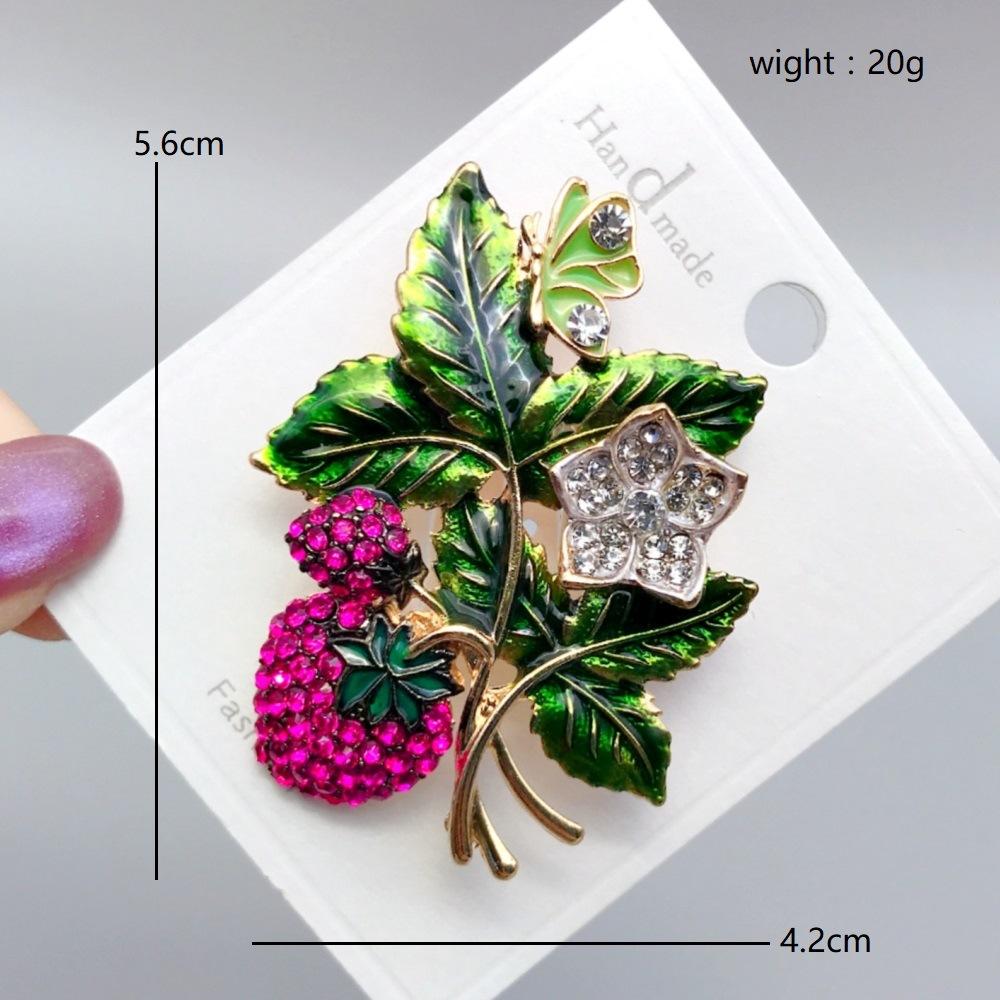 Hübsche Erdbeer-Broschen Strass Emaille Früchte Broschen für Damenkleidung Rucksack-Anstecker Abzeichen