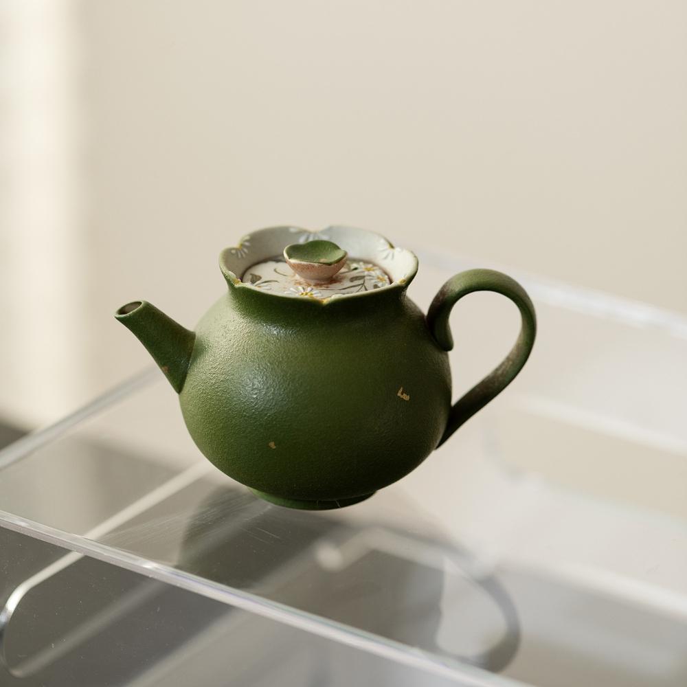 Retro and exquisite small and fresh ceramic teapot, embossed and hand-painted daisy, household Gongfu tea set with hand-held pot