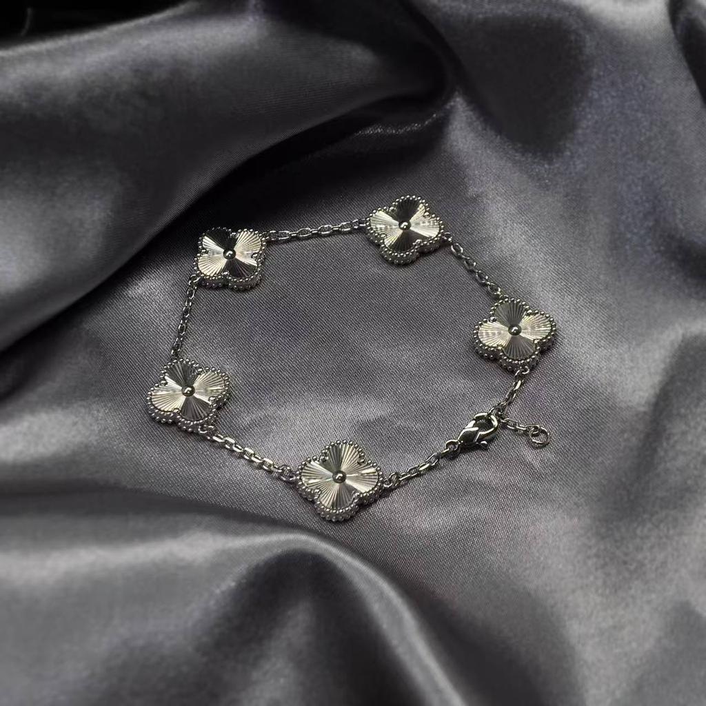 15MM Durchgehender Titanstahl 18K Beidseitiges Glücksklee Fünf Blumen Armband