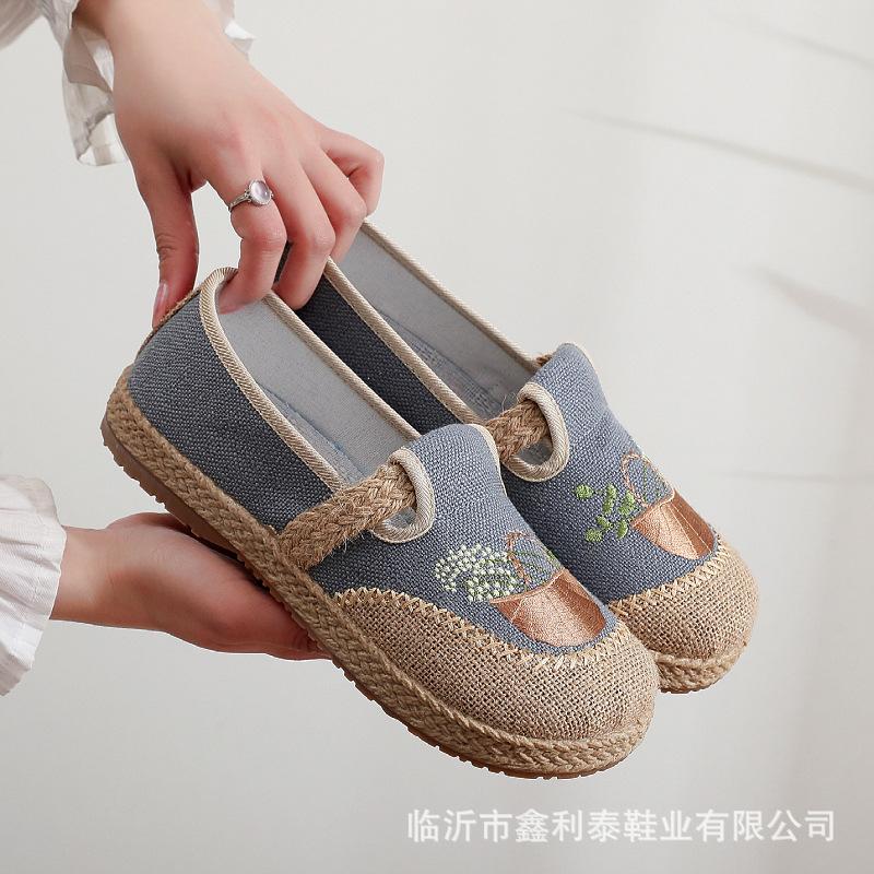 New spring and summer women's embroidered shoes with soft soles, round head and one pedal, flat bottom and shallow mouth canvas shoes
