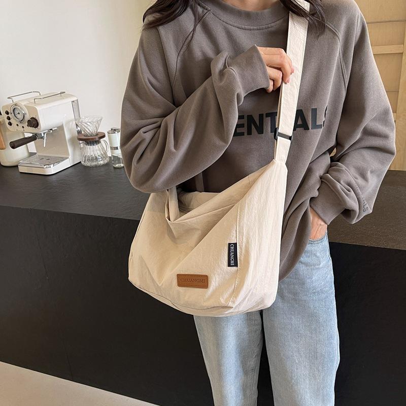New simple and fashionable large-capacity Japanese solid color shoulder bag versatile casual trend lazy wind messenger bag