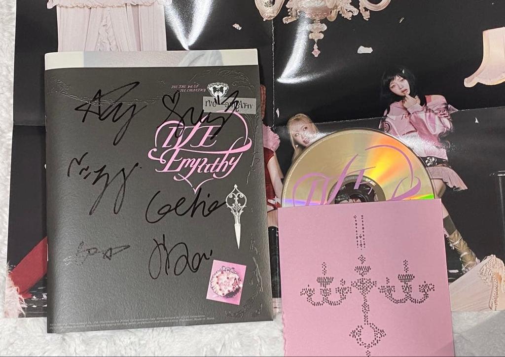 [USED] IVE autographed album no trading card