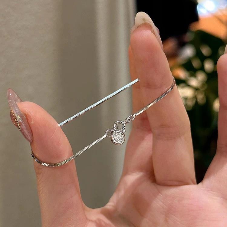 Chic Four-Leaf Clover Bracelet: Sweet, Cute, Minimalist, Versatile Hand Jewelry for Women
