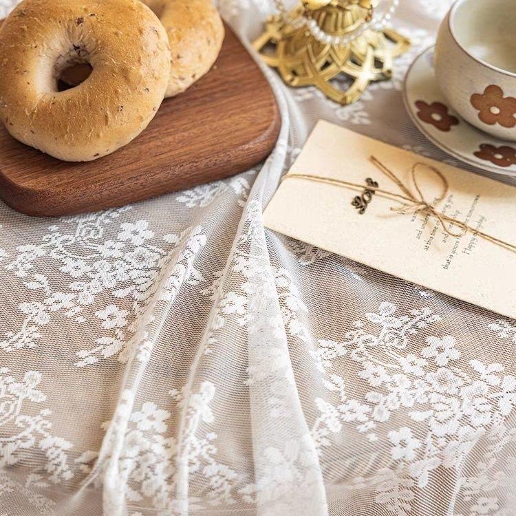 Weiße Spitze Floral Runde Tischdecke - Weihnachtsfeiertags-Küchen- & Esszimmer-Dekor, Strapazierfähiges Polyestergewebe mit filigranem floralem Muster