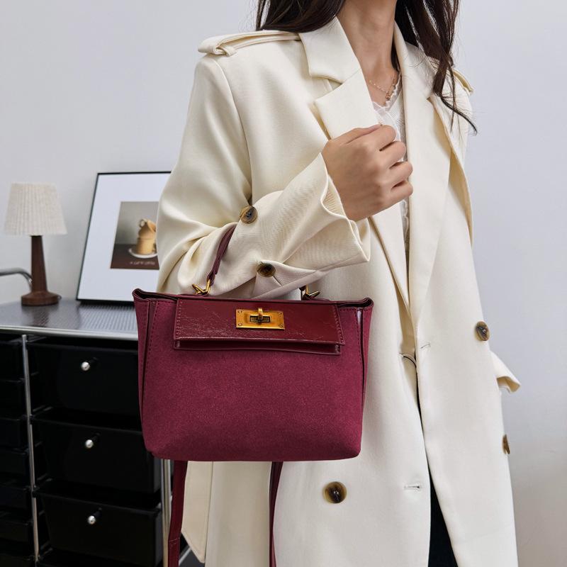 The new high-end sense bag contrasting colors, the messenger women's bag carried by the Kell wing bag.