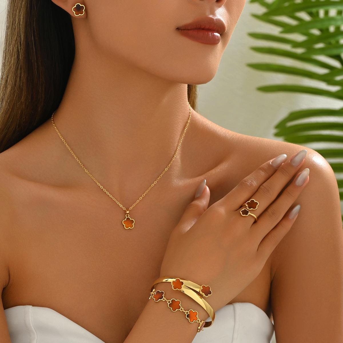 

Ветер Женское Ожерелье Ювелирные Изделия Нишевый Дизайн Клевер Цветок Серьги Браслет Универсальный Набор Колец