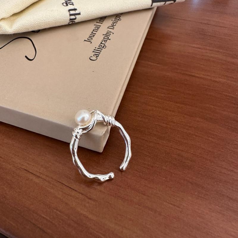 Trendy And Elegant Adjustable Pearl Ring For Women With Fashionable Geometric Elements