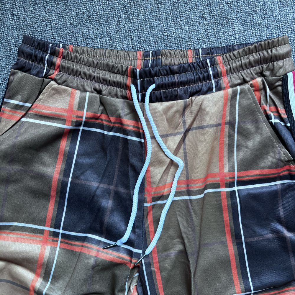 2024 Podzim/Zima Nový módní trend Ležérní set pro muže Evropský a americký Kostkovaný Módní kabát Sportovní kalhoty se zesíleným sametem