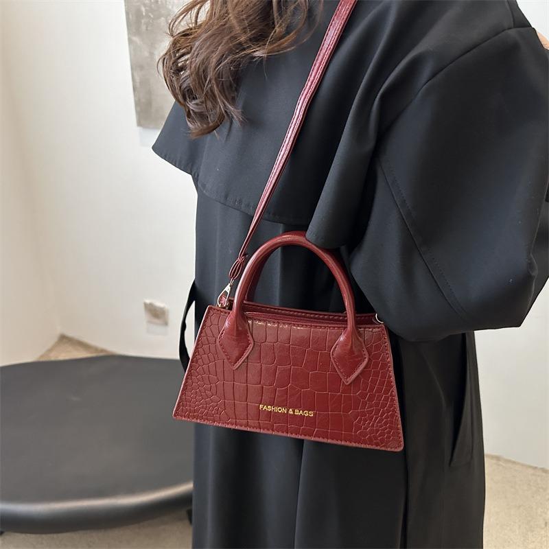 Summer new models are popular today, shoulder messenger bags, small square bags, simple and fashionable texture, commuter handbags for women