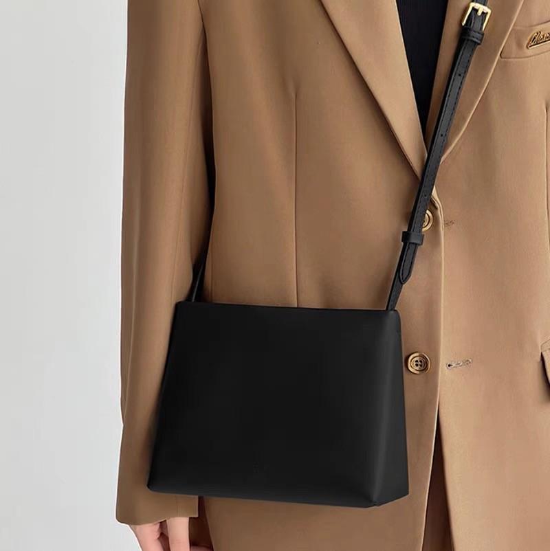 High-End Niche Baguette Crossbody: Versatile Women's Fashion Handbag