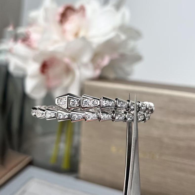 Luxuriöses 18 Karat Roségold-plattiertes Schlangenknochen-Armreif mit Diamanten für Damen