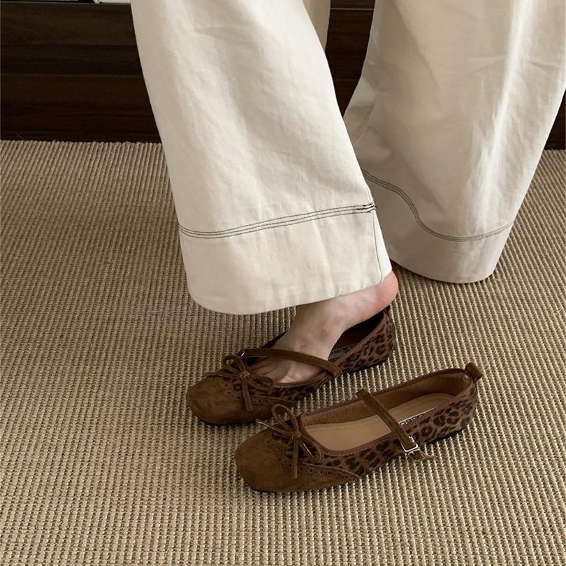 In the autumn of 2025, the new models cover the ancient square head flat Mary Jane shoes, women's versatile bow, shallow mouth single shoes, women's