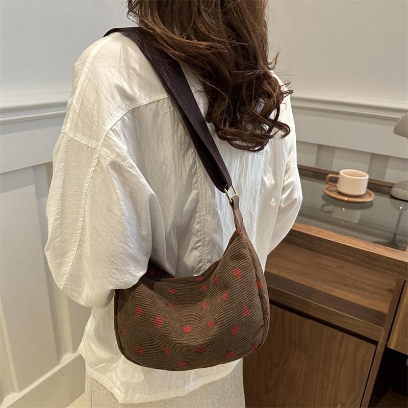 Chic And Unique Dumpling Handbag For Everyday Use Vintage Aesthetic With Soft Fabric