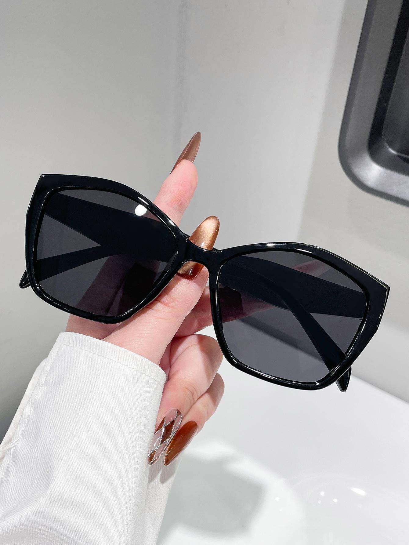 

Unisex Vintage European Style Solid Color Square Frame Fashion Glasses Suitable for Daily Wear And Driving