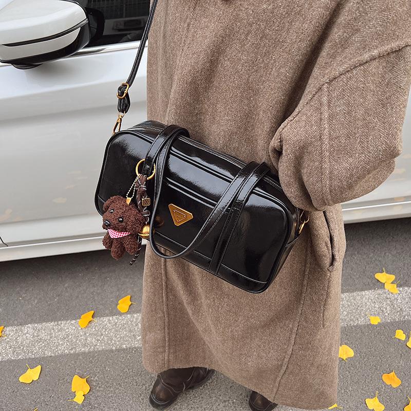 2025 Winter New Retro Soft Leather Bowling Bag Niche Design Commuter Handbag Oil Wax Leather Messenger Bag Tide