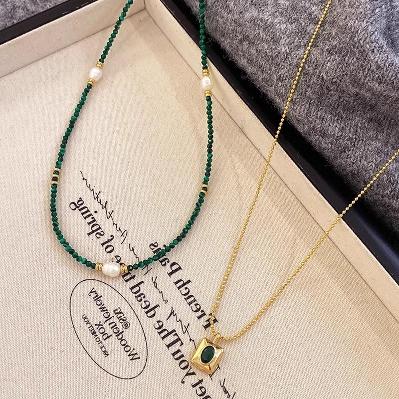 Luxury-lite Lapis Lazuli Style Xiaomi Pearl Beaded Necklace with An Emerald Zircon Pendant At The Clasp of The Collarbone Chain