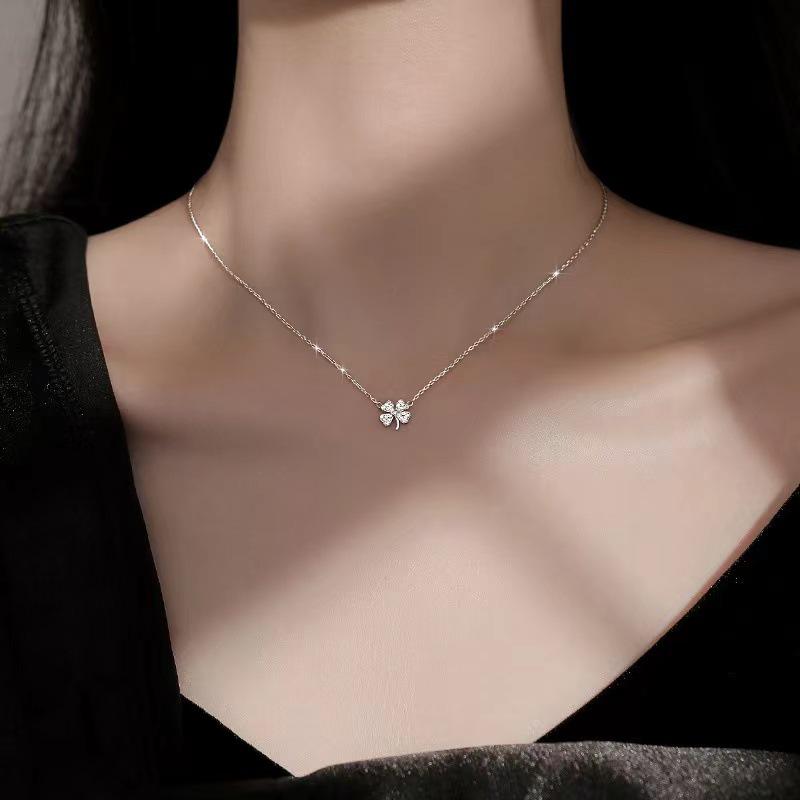 Elegant Women's Four-Leaf Clover Necklace with Sparkling Diamond Pendant – Unique, Versatile Clavicle Chain Jewelry