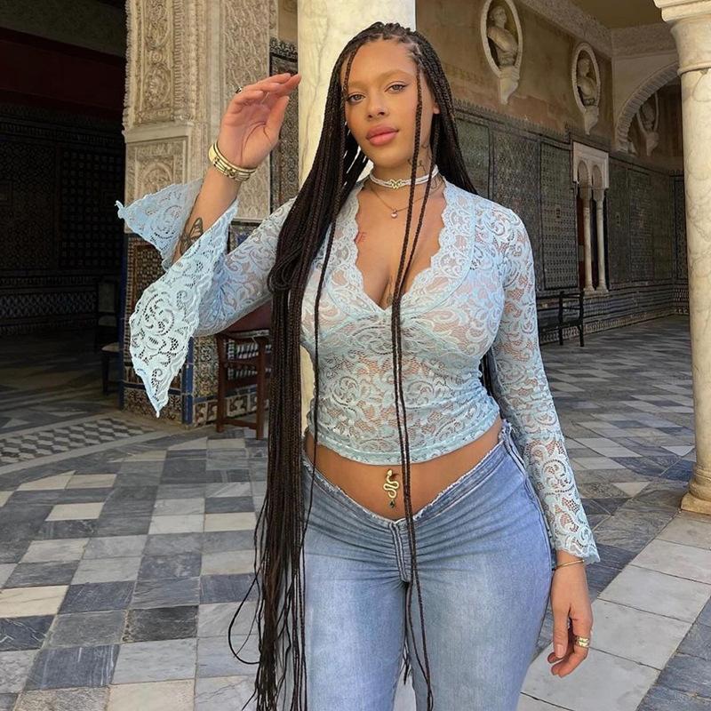 Letnia seksowna, dopasowana koronkowa bluzka z dekoltem w serek i rozszerzanymi rękawami