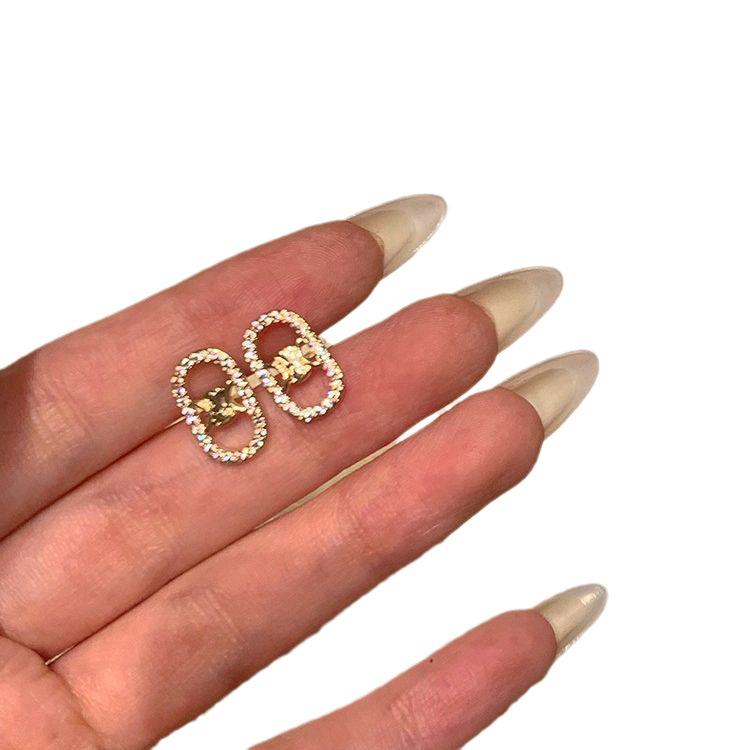 Exquisite Cubic Zirconia Arc De Triomphe Ear Clips: 2024 Hot-Selling Light Luxury Earrings for Women Without Ear Holes.